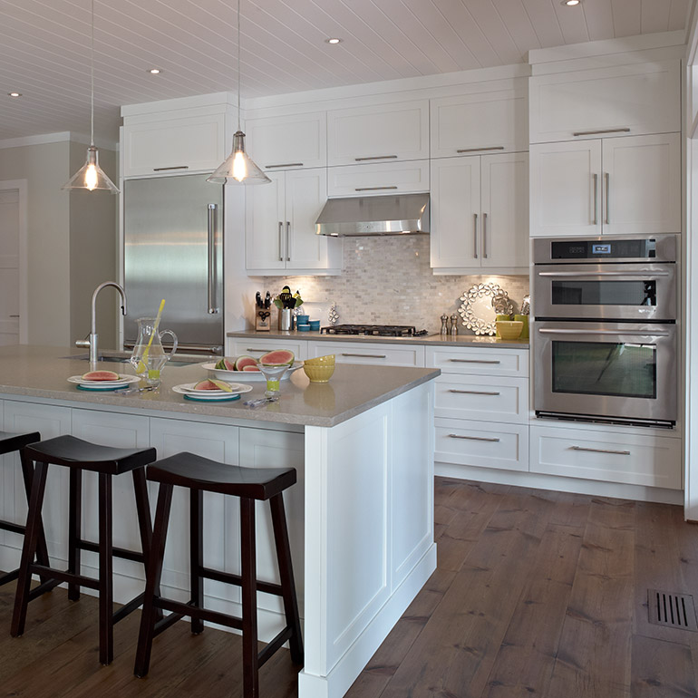 Cuisines Beauregard |Contemporary kitchen in solid wood with a built-in stove